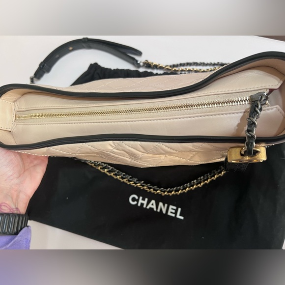 CHANEL 💯 Authentic medium two-toned Gabrielle Hobo - Picture 4 of 16